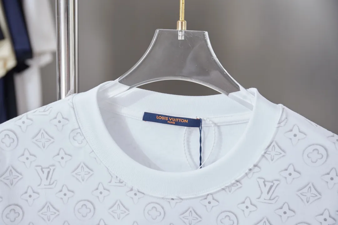 🅿️190 1V 25SS early spring new style Short sleeves with all-over presbyopic letters Light luxury Essential item for daily commuting for men and women Correct version Welcome to compare Detailed features · 320g 100% pure cotton double yarn jersey fabric · Special thickened 32 pieces of double-strand 1X1 thread in the same vat · Positioned digital full-width presbyopic Lv letter logo printing · Double needle stitching and cross-stitch technology · Original main mark, washable tag, brand moisture-proof paper packaging Color: black/white Size: S/M/L/XL